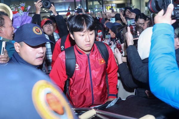 Hiểu Minh nhận hoa trên xe lăn, U.23 Việt Nam được 