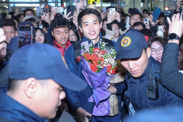 Hiểu Minh nhận hoa trên xe lăn, U.23 Việt Nam được 