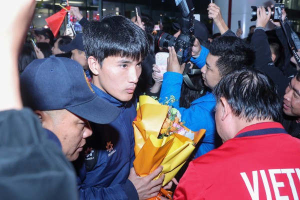 Hiểu Minh nhận hoa trên xe lăn, U.23 Việt Nam được 