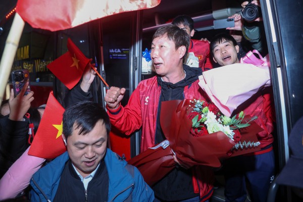 Hiểu Minh nhận hoa trên xe lăn, U.23 Việt Nam được 