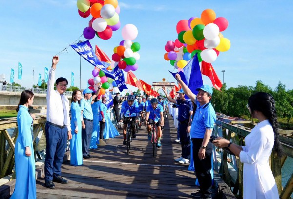 Hoa hậu Thanh Hà mang thông điệp hòa bình - môi trường đến 