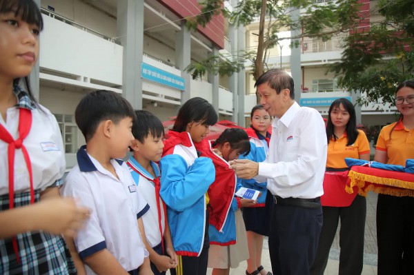 Hoàng Đức thông qua 