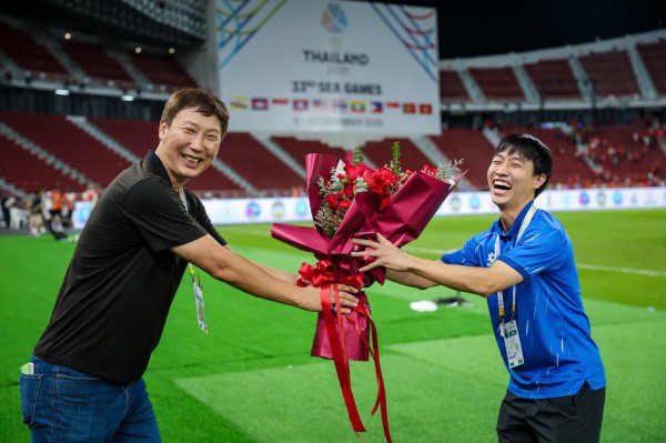 Hợp đồng giữa VFF và HLV Kim Sang-sik có thời hạn đến thời điểm nào?