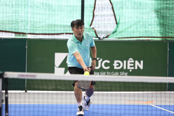 Huyền thoại bóng đá tranh tài PickFootball, tặng TV bà con bị ảnh hưởng bão lũ tại Khánh Hòa