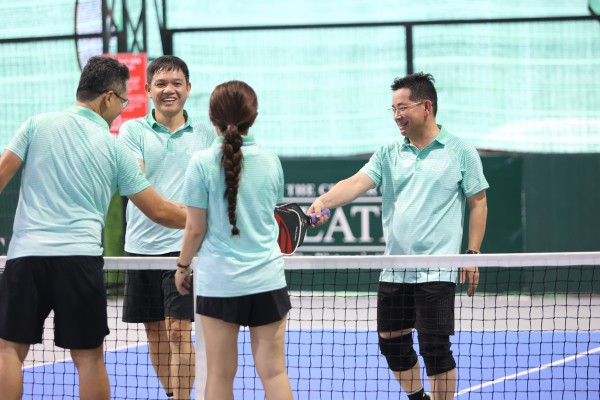 Huyền thoại bóng đá tranh tài PickFootball, tặng TV bà con bị ảnh hưởng bão lũ tại Khánh Hòa