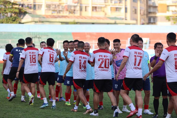 Huyền thoại bóng đá tranh tài PickFootball, tặng TV bà con bị ảnh hưởng bão lũ tại Khánh Hòa