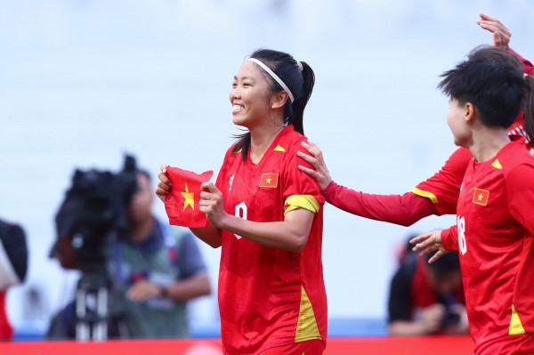 Huỳnh Như rưng rưng khi giải cơn khát bàn thắng đằng đẵng suốt 2 năm: ‘Mọi người đã ôm tôi…’