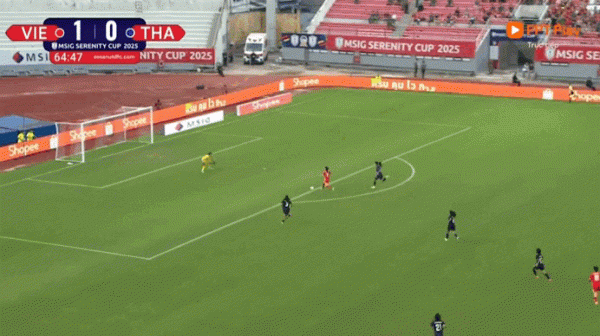 Huỳnh Như rưng rưng khi giải cơn khát bàn thắng đằng đẵng suốt 2 năm: ‘Mọi người đã ôm tôi…’