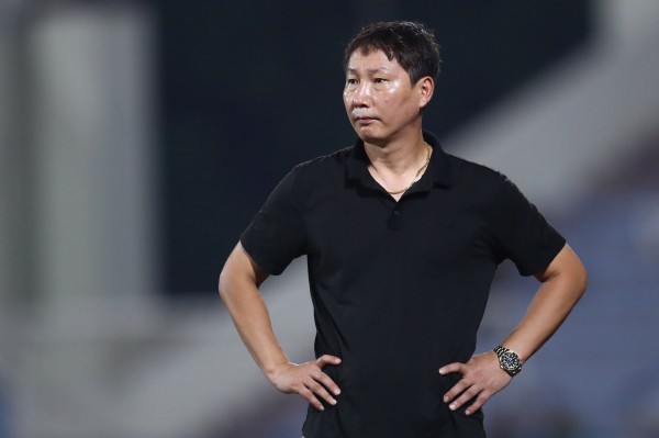 Khi bóng đá Hàn Quốc phải ngăn cản HLV Kim Sang-sik