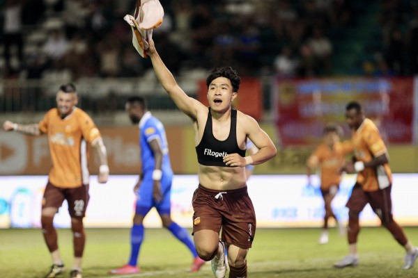 Khi trung vệ Lý Đức mất kiểm soát