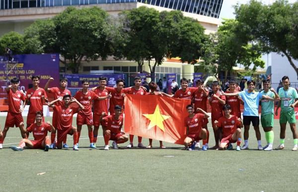 Kịch tính bóng đá sinh viên: 2 thẻ đỏ cùng 2 quả phạt đền, gay cấn đến giờ chót Kịch tính bóng đá sinh viên: 2 thẻ đỏ cùng 2 quả phạt đền, gay cấn đến giờ chót