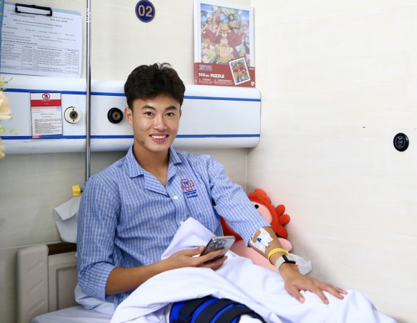 Ngôi sao U.23 Việt Nam Văn Trường phẫu thuật thành công, hẹn ngày trở lại sân cỏ