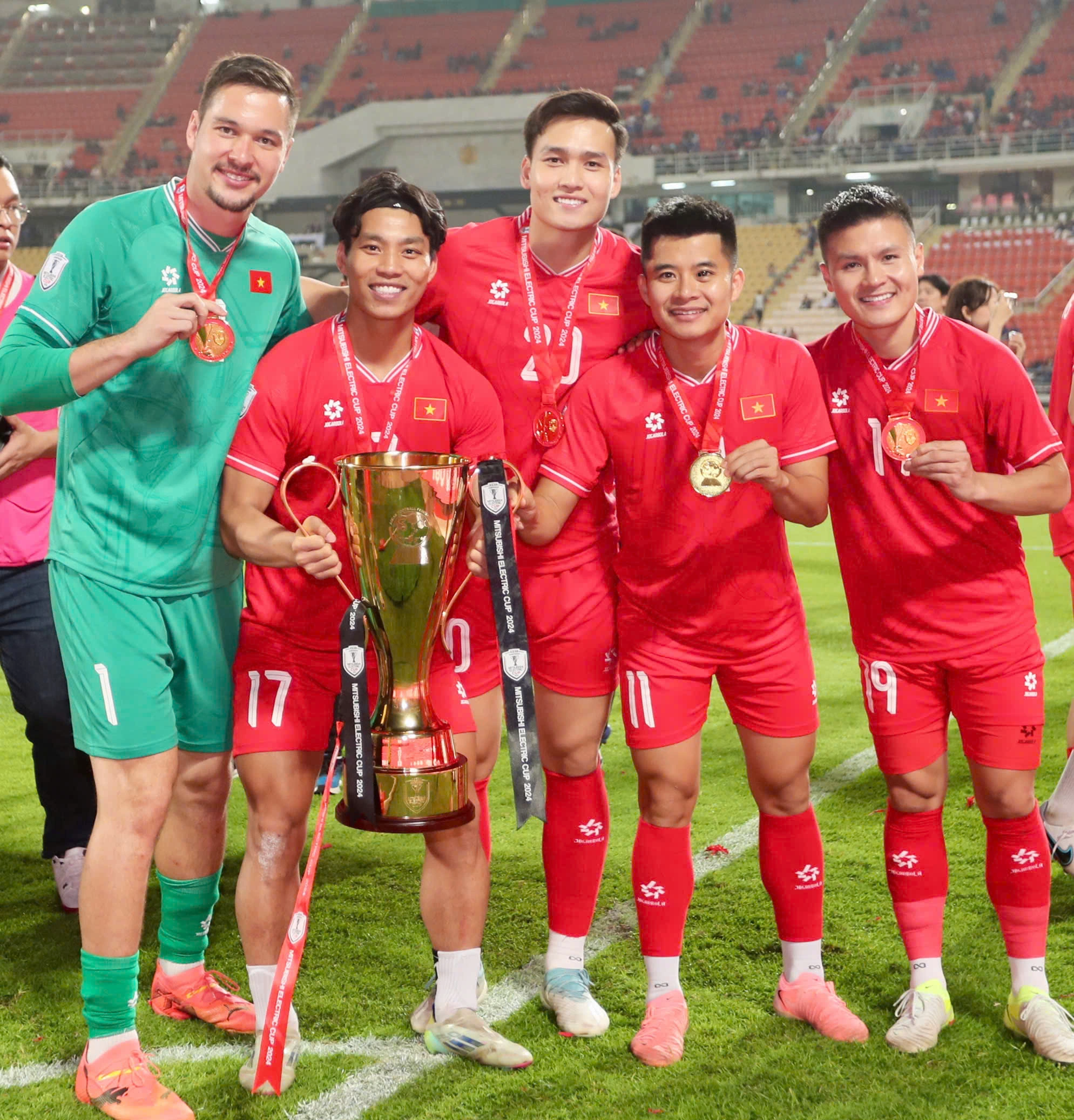 Nguyễn Filip cùng ai sang Philippines sau chức vô địch AFF Cup?