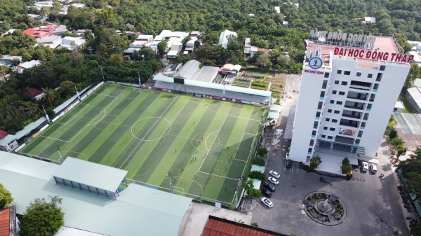 Sân bóng Trường ĐH Đồng Tháp đã sẵn sàng cho TNSV THACO cup 2026