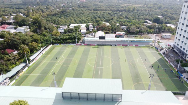 Sân bóng Trường ĐH Đồng Tháp đã sẵn sàng cho TNSV THACO cup 2026