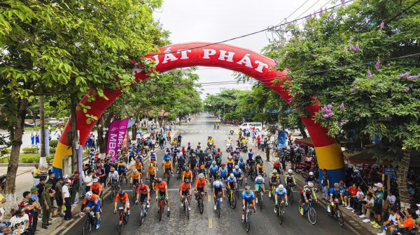 Sôi động cuộc đua xe đạp quanh Thành cổ