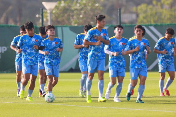 Thầy Kim tiết lộ thú vị về quả táo của Đình Bắc, chiếc áo may mắn và muốn thắng U.23 Kyrgyzstan