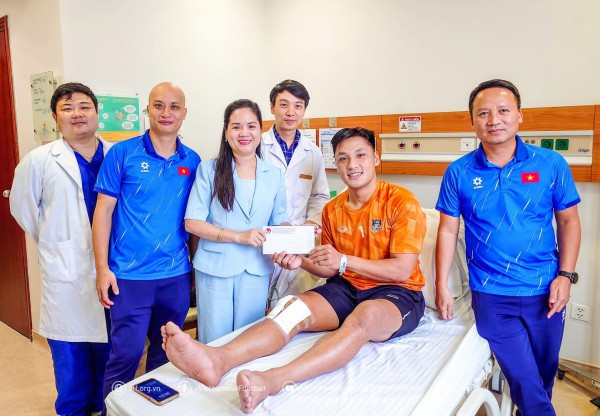 Thủ môn Hồ Văn Ý vừa phẫu thuật dây chằng chéo trước, VFF thăm hỏi động viên