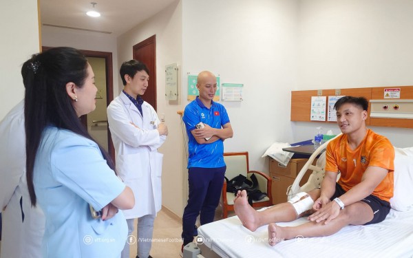 Thủ môn Hồ Văn Ý vừa phẫu thuật dây chằng chéo trước, VFF thăm hỏi động viên