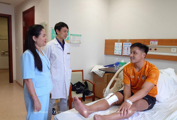 Thủ môn Hồ Văn Ý vừa phẫu thuật dây chằng chéo trước, VFF thăm hỏi động viên