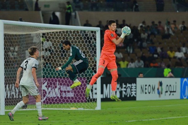 Thủ môn U.23 Kyrgyzstan hay vô cùng, U.23 Việt Nam sẽ phải… hay hơn để xé lưới