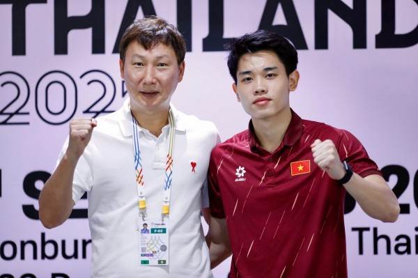 Thủ tướng tặng bằng khen cho HLV Kim Sang-sik và dàn trợ lý U.23 Việt Nam: Tin cực vui trước bán kết