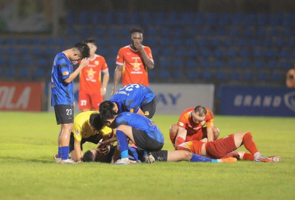 Trọng tài ngăn trung vệ cao 1,96 m của HAGL cắn lưỡi: Hành động anh hùng