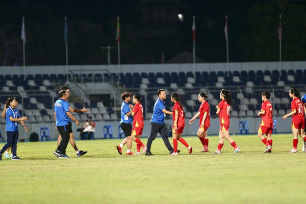 ‘Trọng tài phá hỏng trận chung kết, bóp nghẹt chúng tôi