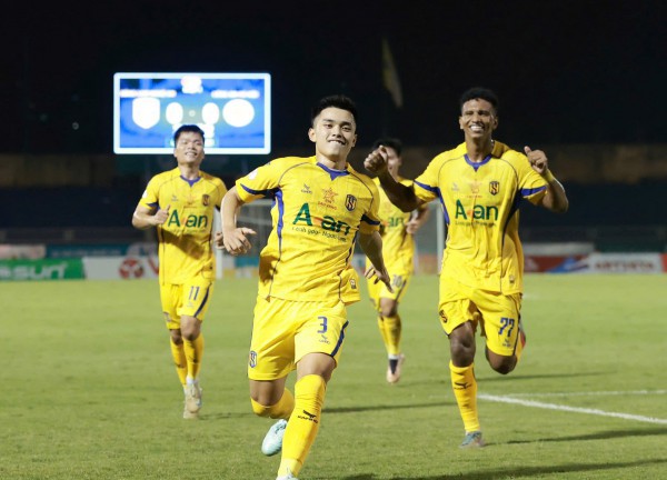 V-League nóng hầm hập với cuộc đua của 