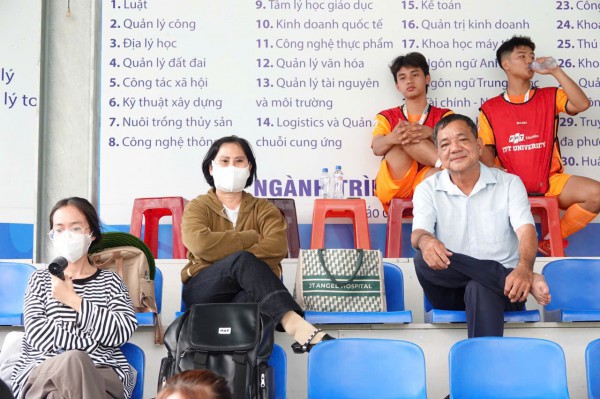 Vợ chồng U.60 đến đất sen hồng cổ vũ 