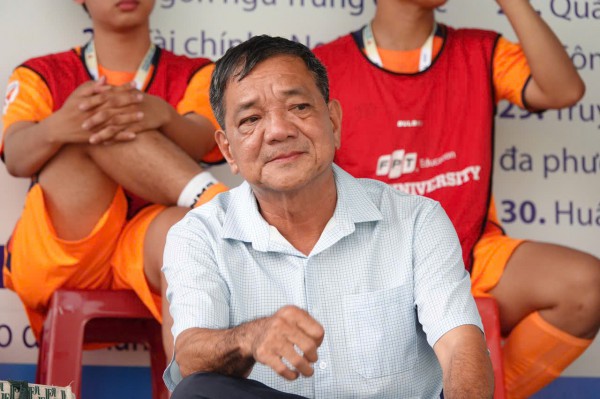 Vợ chồng U.60 đến đất sen hồng cổ vũ 