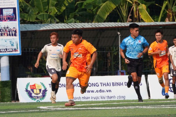 Vợ chồng U.60 đến đất sen hồng cổ vũ 