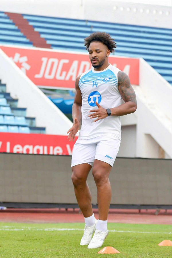 Xuân Son đi giày đinh, tập cùng đội Nam Định trước ngày nhận cúp vô địch V-League