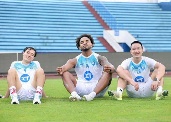 Xuân Son đi giày đinh, tập cùng đội Nam Định trước ngày nhận cúp vô địch V-League