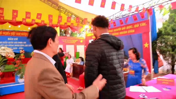 Xuân Son lần đầu đi bầu cử ở Việt Nam: ‘Tôi vô cùng tự hào’