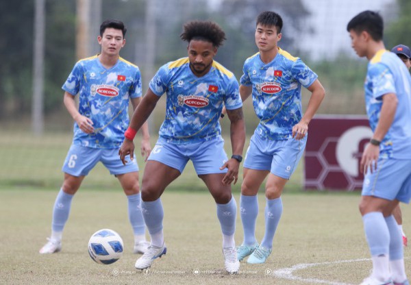 Xuân Son rê bóng, đồng đội trầm trồ ngắm nhìn: Chắc chắn đá trận gặp Lào