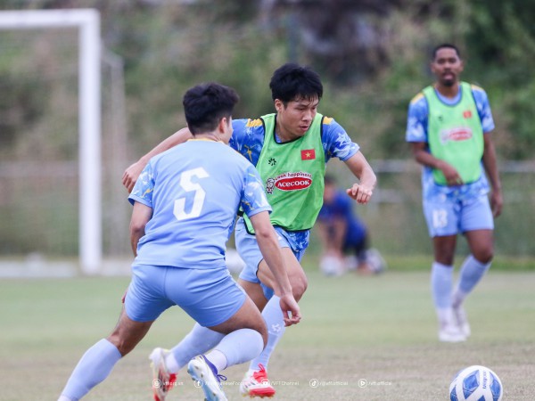 Xuân Son rê bóng, đồng đội trầm trồ ngắm nhìn: Chắc chắn đá trận gặp Lào