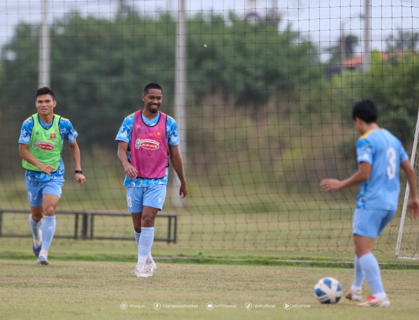 Xuân Son rê bóng, đồng đội trầm trồ ngắm nhìn: Chắc chắn đá trận gặp Lào