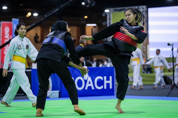 Xúc động hình ảnh nữ võ sĩ Việt Nam tự nắn ngón chân vì giãn dây chằng, tiếp tục chiến đấu