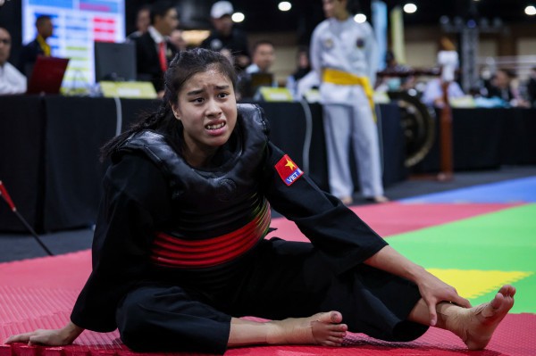 Xúc động hình ảnh nữ võ sĩ Việt Nam tự nắn ngón chân vì giãn dây chằng, tiếp tục chiến đấu