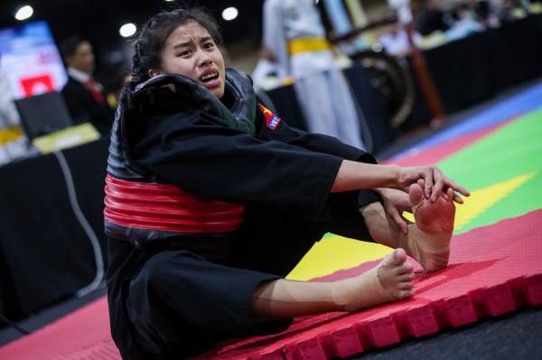 Xúc động hình ảnh nữ võ sĩ Việt Nam tự nắn ngón chân vì giãn dây chằng, tiếp tục chiến đấu