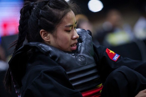 Xúc động hình ảnh nữ võ sĩ Việt Nam tự nắn ngón chân vì giãn dây chằng, tiếp tục chiến đấu