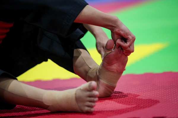 Xúc động hình ảnh nữ võ sĩ Việt Nam tự nắn ngón chân vì giãn dây chằng, tiếp tục chiến đấu