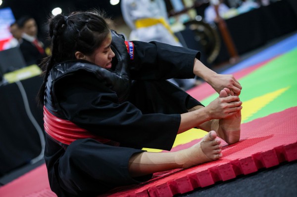 Xúc động hình ảnh nữ võ sĩ Việt Nam tự nắn ngón chân vì giãn dây chằng, tiếp tục chiến đấu