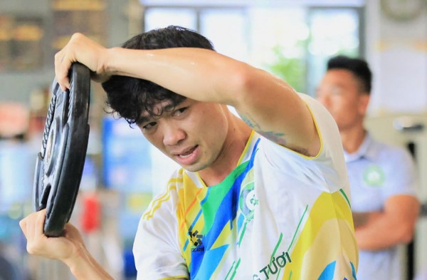 Đằng sau việc đội của Công Phượng 