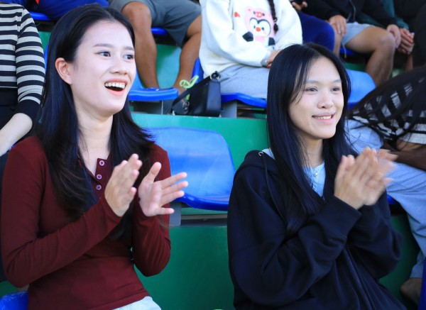 Đến sân sớm cổ vũ bạn trai đá bóng, cô gái chỉ mong không chấn thương