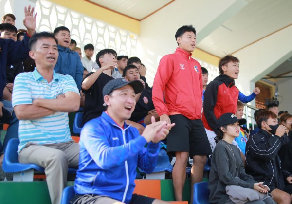 Đến sân sớm cổ vũ bạn trai đá bóng, cô gái chỉ mong không chấn thương