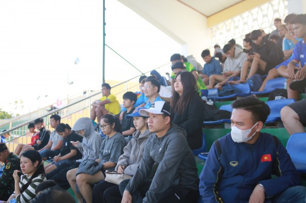 Đến sân sớm cổ vũ bạn trai đá bóng, cô gái chỉ mong không chấn thương