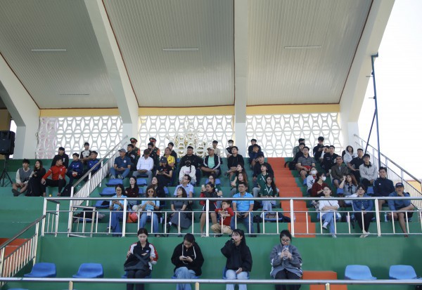 Đến sân sớm cổ vũ bạn trai đá bóng, cô gái chỉ mong không chấn thương