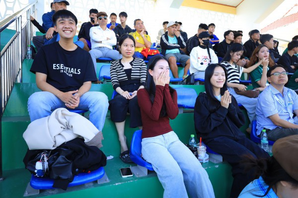 Đến sân sớm cổ vũ bạn trai đá bóng, cô gái chỉ mong không chấn thương